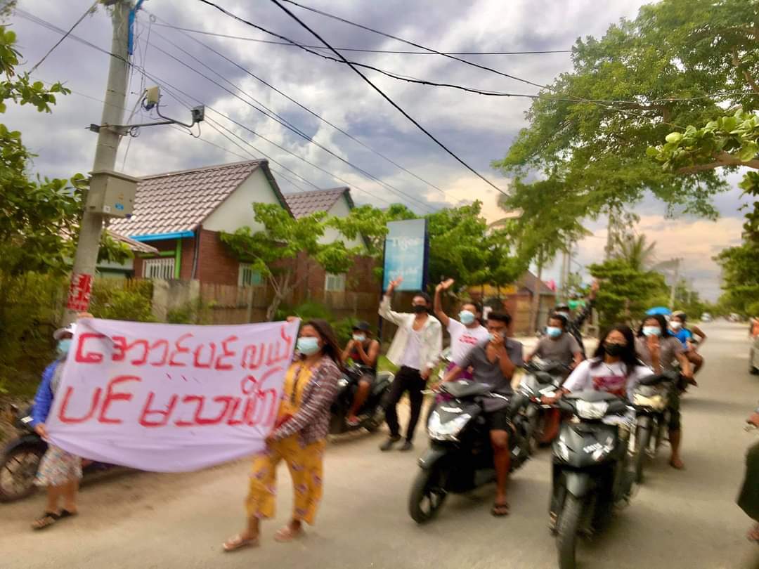 Thihanyi2's tweet photo. The #AungPinLae Main Strike in #Mandalay marched and protested against the Genocidal Dictatorship in this evening by chanting slogans to emergence of Federal Democracy in Myanmar.

#July6Coup #WhatsHappeningInMyanmar 
#DreadfulCovidAmidMilitaryCoup https://t.co/K6IAXZOxdv