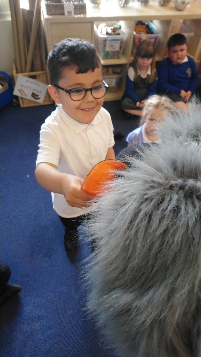 Reception are enjoying a visit from a very special French visitor! C'est Piere! 🇫🇷 Bonjour! <a href="/RGws11/">@RG_ws</a>