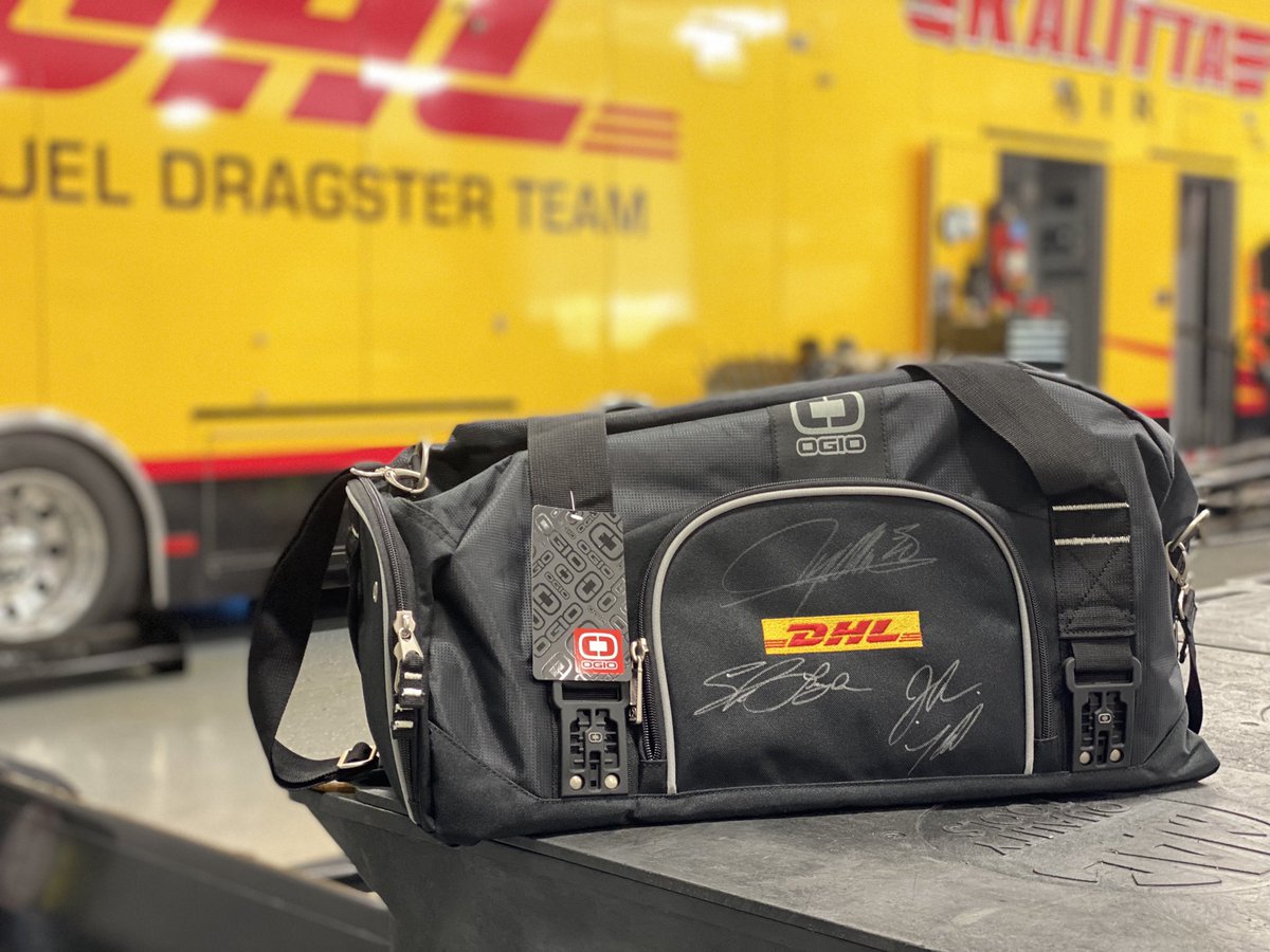 TeamKalitta's tweet image. Congratulations to the winner @starchasermike!

Shoot us a DM to claim this @DHLUS duffel bag autographed by @JRTodd373, @ShawnLangdon333, and @RyanHunterReay!

#SpeedOfYellow