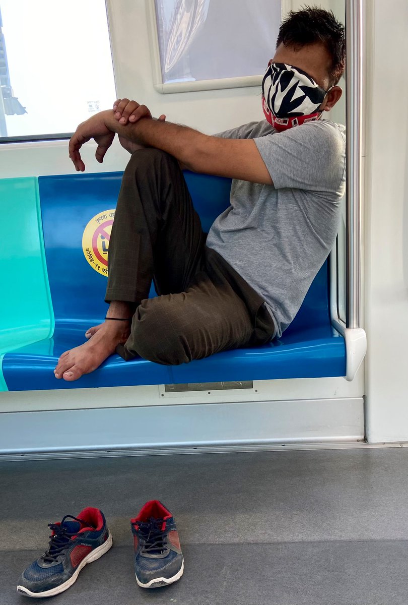 JatinPaul's tweet image. Best way to use 2 single #Masks or worst way of #DoubleMasking 🤔?