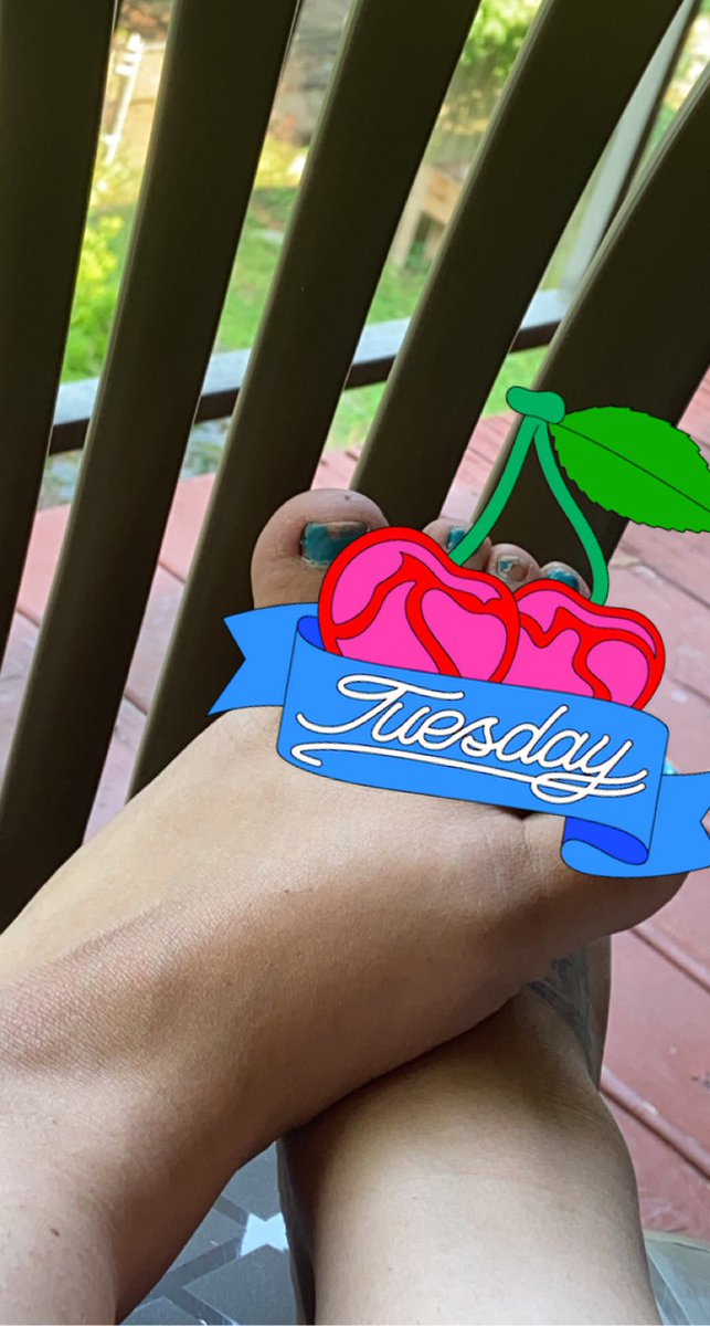 Queen_VeeFD's tweet photo. Which one of my nasty little foot slaves will be paying for my pedicure this week ? 🦶🏼💰💵 #footslave #footfetish #feetpics https://t.co/0hVuM4ZM3l
