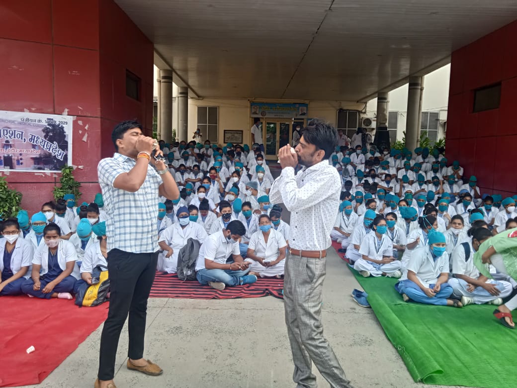 SolankiLekhika's tweet photo. चाहे जो मजबूरी हो, लेकिन हमारी मांगे पूरी हो।
#NusingonstrikeshameonMpgovt https://t.co/x8eZnzHFxb