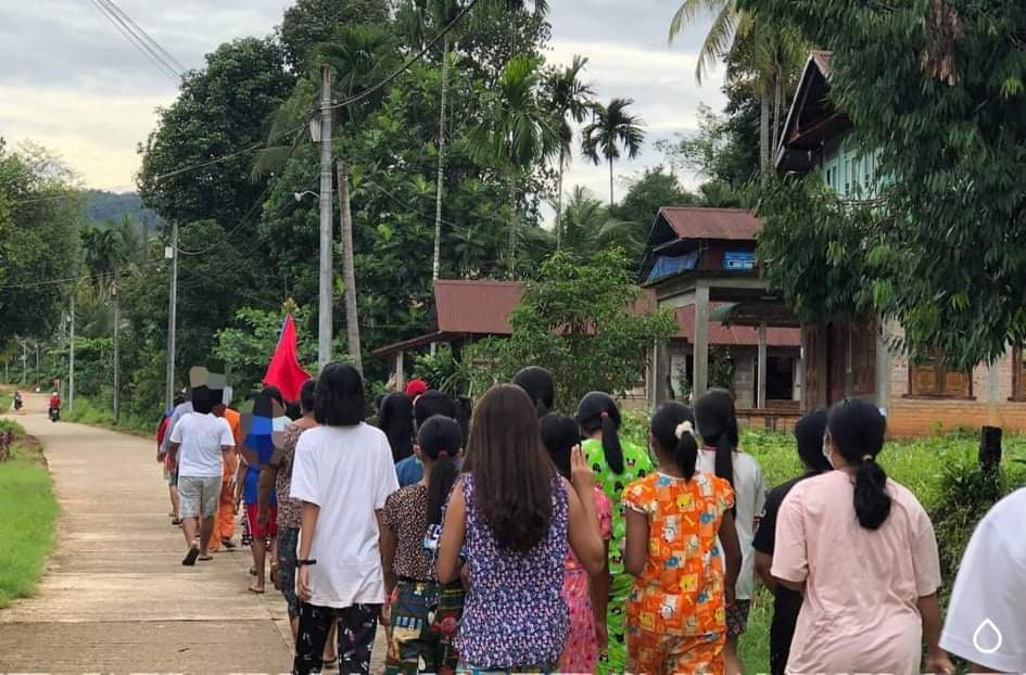 Daniel78037553's tweet photo. Anti-Military Strike by Residents in LaungLone Tsp marched in the evening.
#DreadfulCovidAmidMilitaryCoup 
#WhatsHappeningInMyanmar 
#July6Coup https://t.co/XcwRMJEn0b