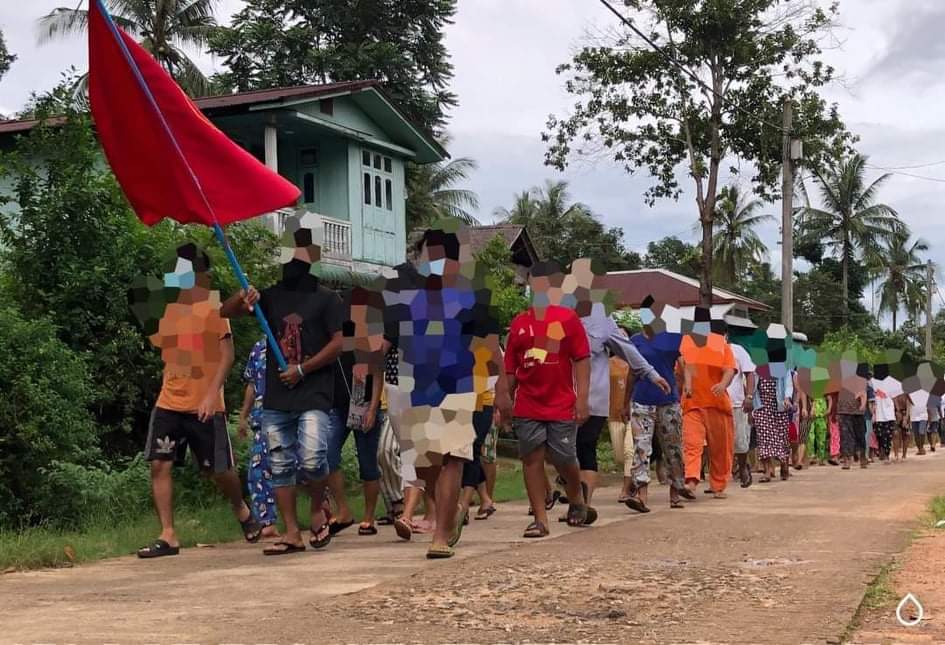 Daniel78037553's tweet photo. Anti-Military Strike by Residents in LaungLone Tsp marched in the evening.
#DreadfulCovidAmidMilitaryCoup 
#WhatsHappeningInMyanmar 
#July6Coup https://t.co/XcwRMJEn0b