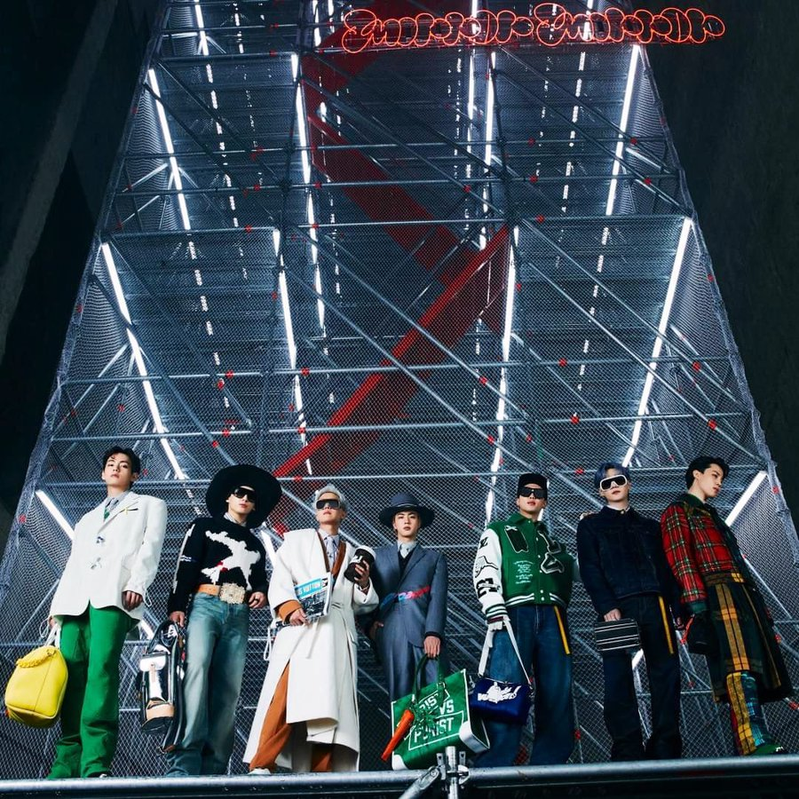 ARMYFRANCE_'s tweet photo. [@BTS_twt x @LouisVuitton]

Une photo de #BTS a été posté sur l'application japonaise de Line. https://t.co/zg8J8Zar0w