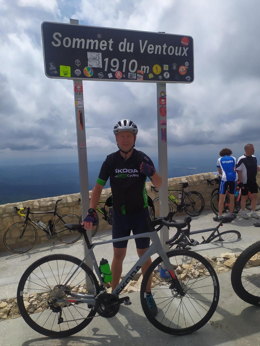 RobertSara_26's tweet photo. Poslali mě na Tour, tak jsem chtěl zjistit, jak chutná. Na Mt. Ventoux jsem vyjel jednou, zatímco zítra to ti frajeři dají hned dvakrát. Hodinky mi hlásí, že mám tři dny regenerovat, borci budou dalších 10 dnů makat. Hluboký respekt před nimi! https://t.co/rYCVQ6t2WG
