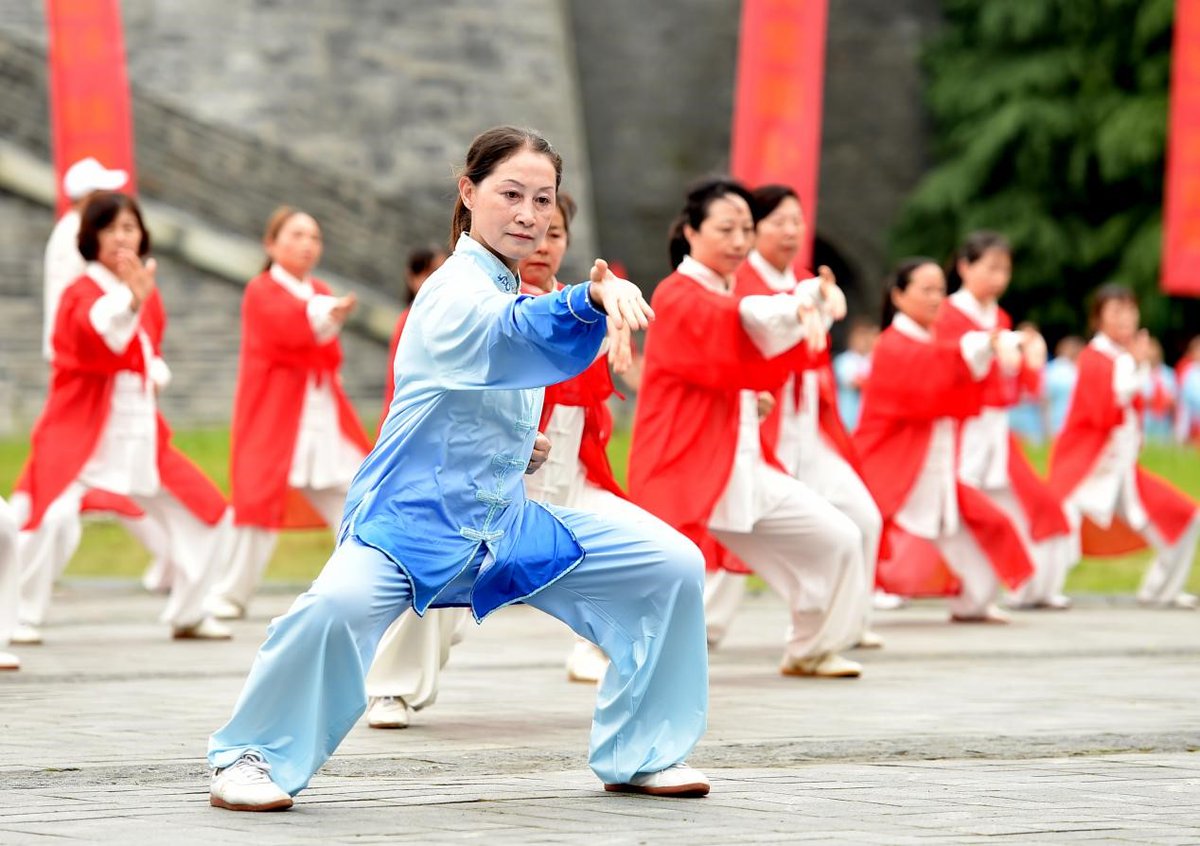 AmbCina's tweet photo. La #Cina, dopo secoli di lotta, ha eliminato la #povertà assoluta per la prima volta nella sua storia millenaria, realizzando il sogno perseguito dal popolo cinese e facendo un passo da gigante verso il suo ringiovanimento.
#PCC100 https://t.co/4vljureFV3