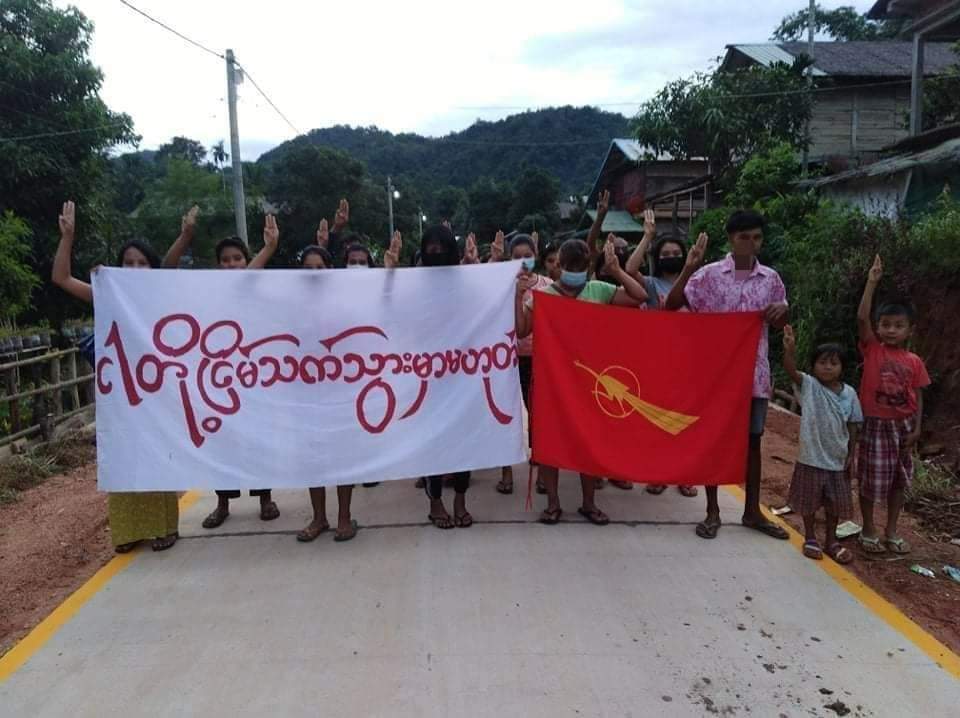 Mr28Perfectly's tweet photo. Tanintharyi Division, Launglone Township  In #Myakhapat village, youth activists protested this evening, July 6, calling for the overthrow of the military dictatorship.

#July6Coup
#DreadfulCovidAmidMilitaryCoup
#WhatsHappeningInMyanmar https://t.co/muauwS46c3