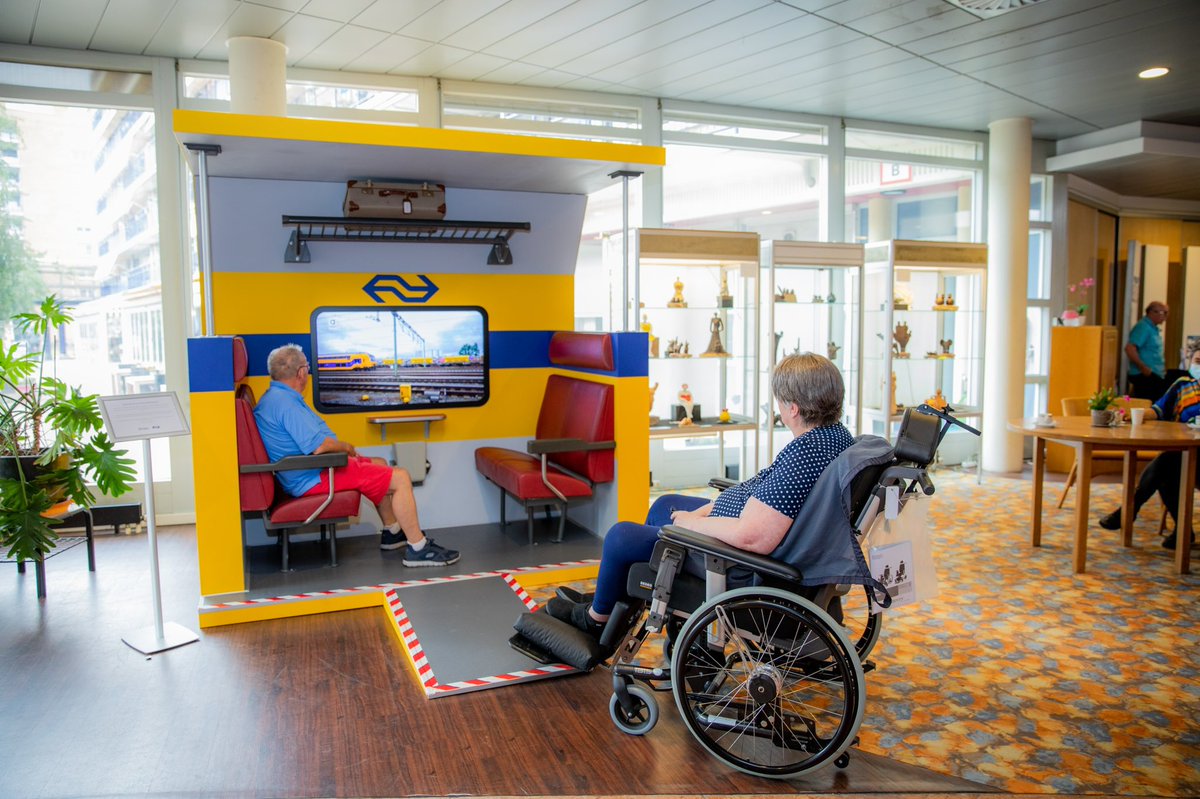 NS_online's tweet photo. Bewoners van verpleeghuis @Humanitas_Rtd kunnen op reis zonder de deur uit te gaan. Samen met @alzheimernl hebben we daar de ‘hoofdreiscoupé’ neergezet. Later gaat die ook nog naar Goes, Roosendaal en Weert. https://t.co/kAv0TrOeGN https://t.co/Wc2hk2rSCd
