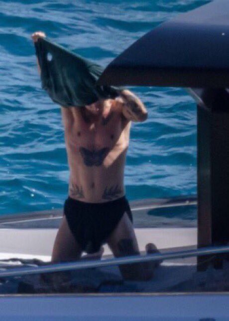 xlovely28_'s tweet photo. Yo: Y que hiciste este sin de semana? 
X: Ayude a votar por Louis Tomlinson 
Yo: https://t.co/2gHqnP8Q85