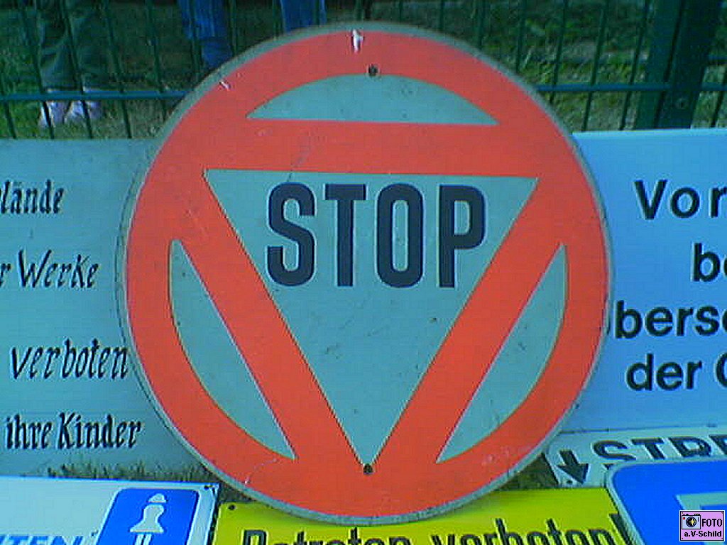Verkehrsschild's tweet photo. #STOP-#DDR-#Verbotszeichen (1956 - 1978) Die Beschreibung aber: "#Halt! #Vorfahrt auf der Hauptstraße beachten!" Linkes @Verkehrsschild aus #Emaille, rechts #Plaste mit Reflektion. #Stopsignal seit 1949 in der Schweiz. In #Österreich heißt das "STOP"-#Schild: #HALT! @verkehr_at https://t.co/RUVK8X2HdN