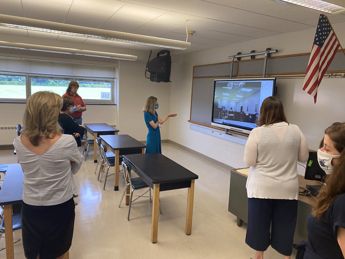 I visited Mountain View School and Bristol Eastern High School with Mayor <a href="/EllenZoppo/">右サイドの星.21</a> to highlight their ongoing efforts on youth employment programs and summer camps.