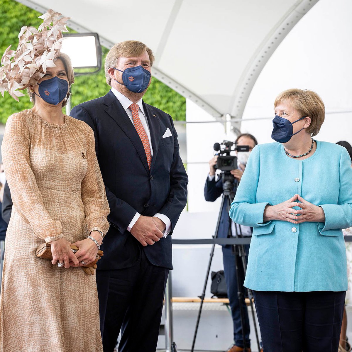 Auf dem Foto ist das niederländische Königspaar zu sehen, die von Kanzlerin Merkel vor dem Bundeskanzleramt begrüßt werden. Alle tragen dabei aus Gründen des Coronaschutzes eine Maske.