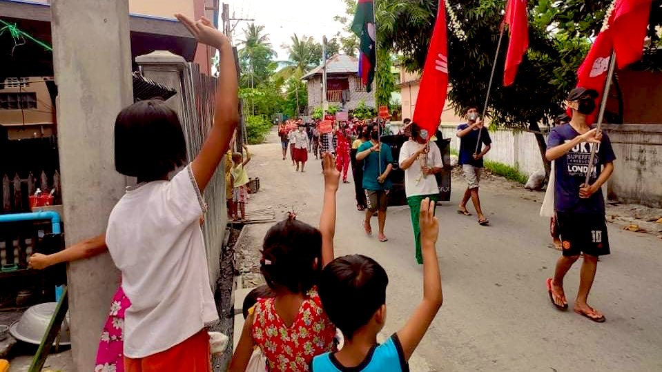 #July6Coup #Kalay, Sagaing

CHILDREN GIVE THE THREE FINGER SALUTE

 A total of 72 children of age 18 and under have been killed by the SAC Junta. 👇  Evening demonstration against dictatorship. 

#WhatsHappeningInMyanmar