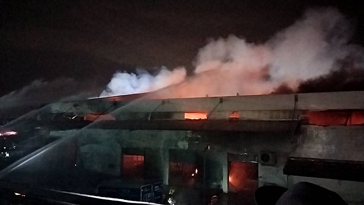 20.23 น. ทีมหน้างาน
อยู่ในระหว่างการควบคุมเพลิงไฟ
 #ไฟไหม้ลาดกระบัง