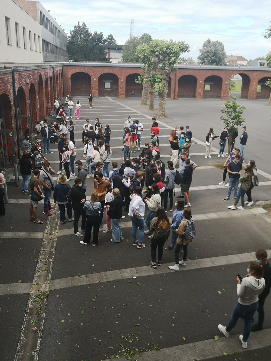 Nouveaux bacheliers attendant les relevés de notes...