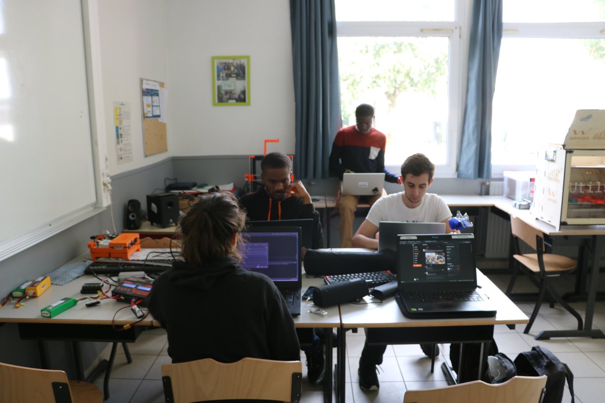 evolutek42's tweet image. Nous sommes arrivés à @larochesuryonfr pour participer à la @CoupeRobotique 2021 !

En attendant le reste du matériel, nous commençons à préparer les robots pour des plus de tests !

@EPITA, @Epitech  (@EpitechParis), @IPSA
#CDR2021