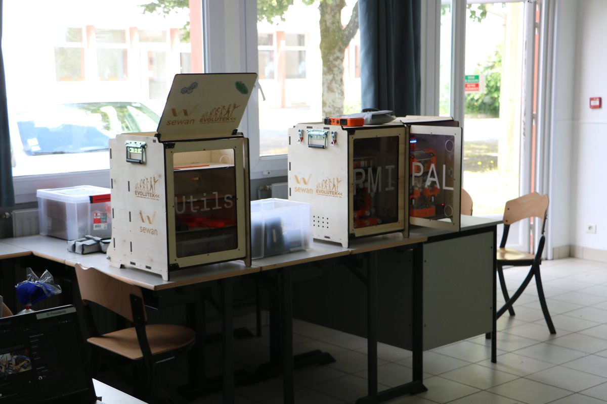 evolutek42's tweet image. Nous sommes arrivés à @larochesuryonfr pour participer à la @CoupeRobotique 2021 !

En attendant le reste du matériel, nous commençons à préparer les robots pour des plus de tests !

@EPITA, @Epitech  (@EpitechParis), @IPSA
#CDR2021