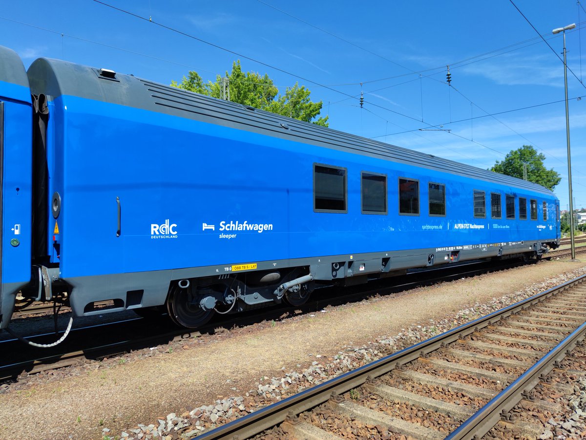 CapotrenoEd's tweet photo. Here they are: the ALPEN-SYLT Nachtexpress sleeping cars! Freshly refurbished in Austria😍😍😍🎉 https://t.co/fY7Bdv8Q1q