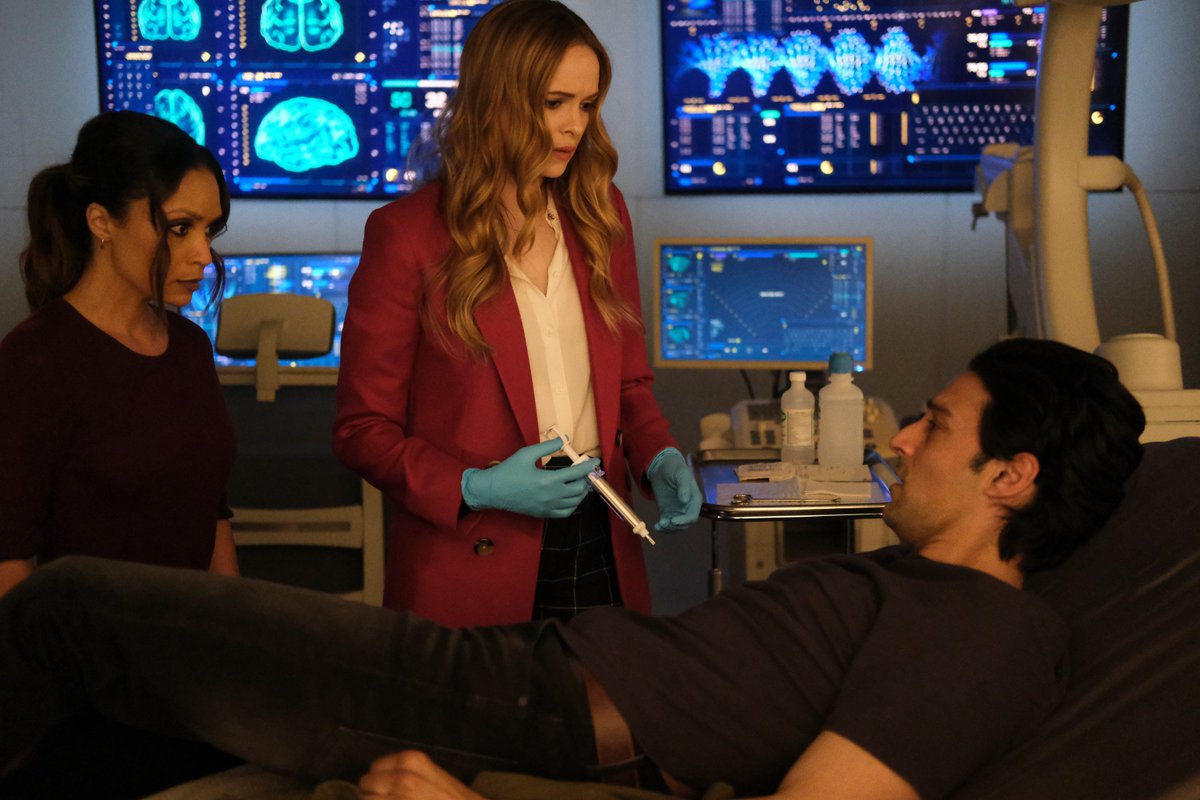 SnowbarryHQ's tweet photo. Promotion photos from tonight's #TheFlash, 7x16 "P.O.W." (#BarryAllen #Snowbarry #CaitlinSnow #JohnDiggle #ChesterPRunk #CecileHorton) https://t.co/ou7pguLgBP