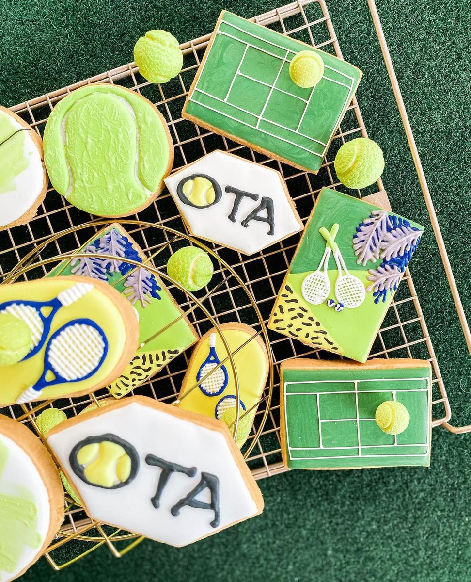Who else is celebrating tennis this week with some tennis gumballs? 🎾 @stephssweetsboutique

#tennis #tennisgumballs #bakingwithsugarpova #sugarpova
