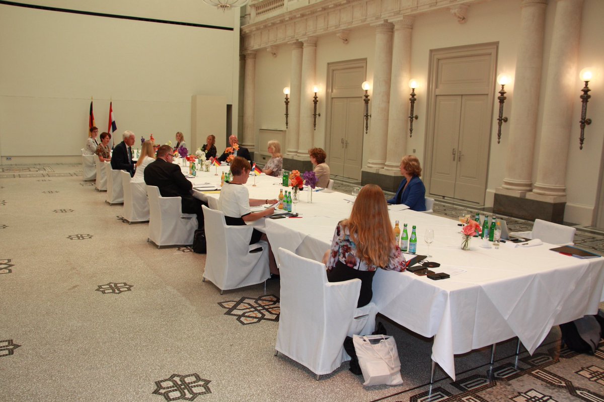 VNONCW's tweet photo. Topoverleg in Berlijn
@marc_hendrikse @HollandHighTech, @MonaKeijzer @MinisterieEZK, @IngridThijssen @VNONCW, Siegfried Russwurm @der_bdi, Hanneke Schuiling @MinBZ, Theo Henrar @FME_NL en Claudia Dörr-Voß (@BMWi)
#NLGermany https://t.co/uZZi14rXQv