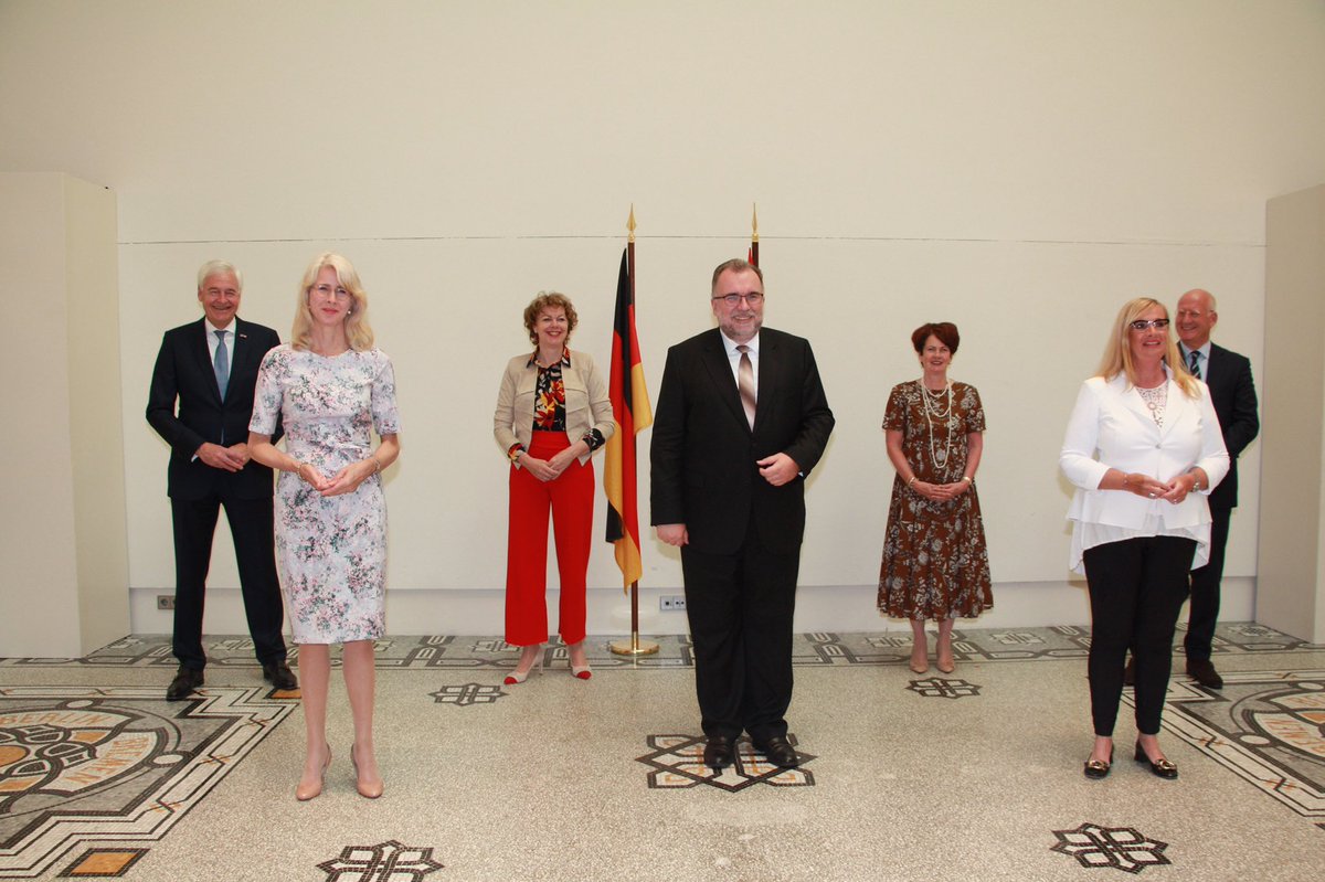 VNONCW's tweet photo. Topoverleg in Berlijn
@marc_hendrikse @HollandHighTech, @MonaKeijzer @MinisterieEZK, @IngridThijssen @VNONCW, Siegfried Russwurm @der_bdi, Hanneke Schuiling @MinBZ, Theo Henrar @FME_NL en Claudia Dörr-Voß (@BMWi)
#NLGermany https://t.co/uZZi14rXQv