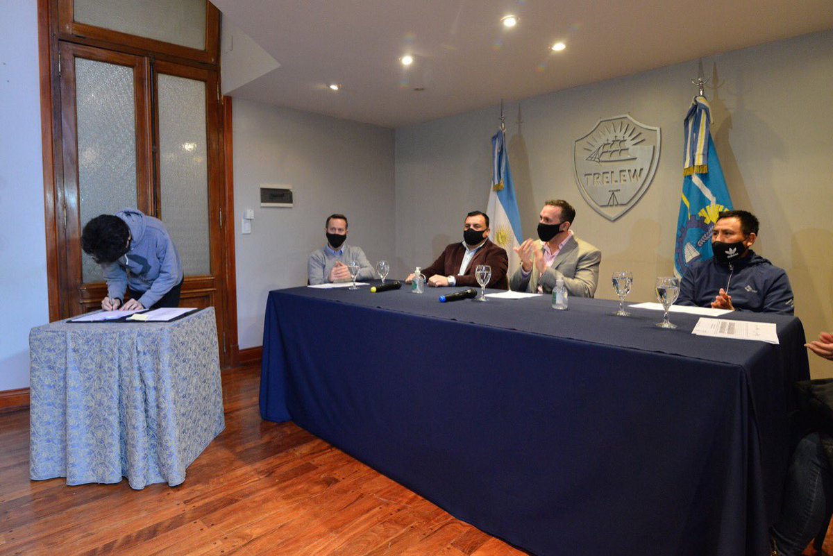 TWAMADERNA's tweet photo. Es alentador trabajar con jóvenes que quieren salir adelante.
Hoy firmamos un nuevo convenio con empresas y comercios que permite que se incorporen a su primer empleo.
La sinergia entre el Estado y el privado genera oportunidades laborales concretas.
#TrelewAvanza https://t.co/QGwqqQ7hbW
