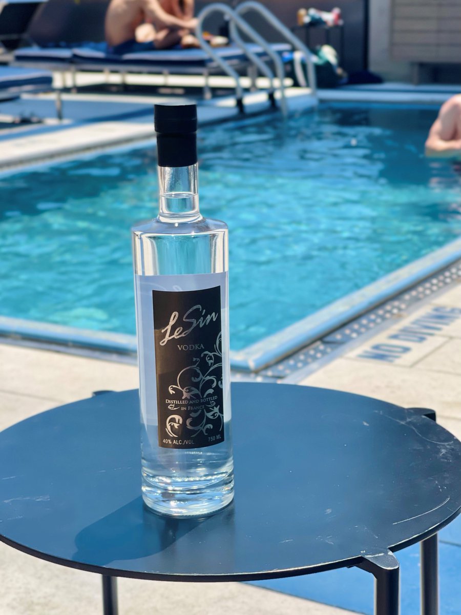 LeSinVodka's tweet photo. Back to our regularly scheduled #PARTYING   Thank you #NYC  #vodka #cocktails #LeSinVodka #LiveLeSinfully #Manhattan #Thrive #LiveTogether #POOL #PoolParty #Summertime #vibes https://t.co/Mvj9Jukn7U