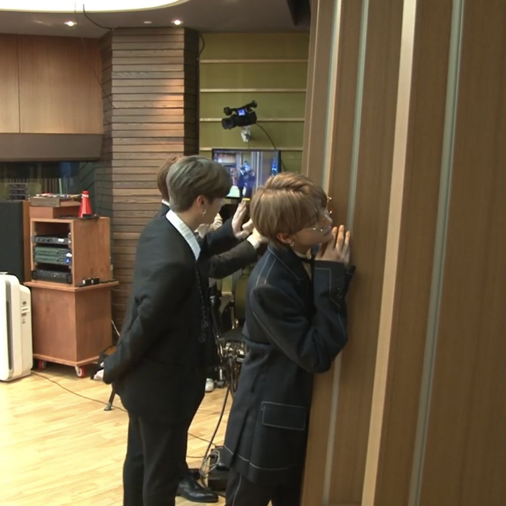 hyunjinurl's tweet photo. him, always https://t.co/Lk28JkKcGP