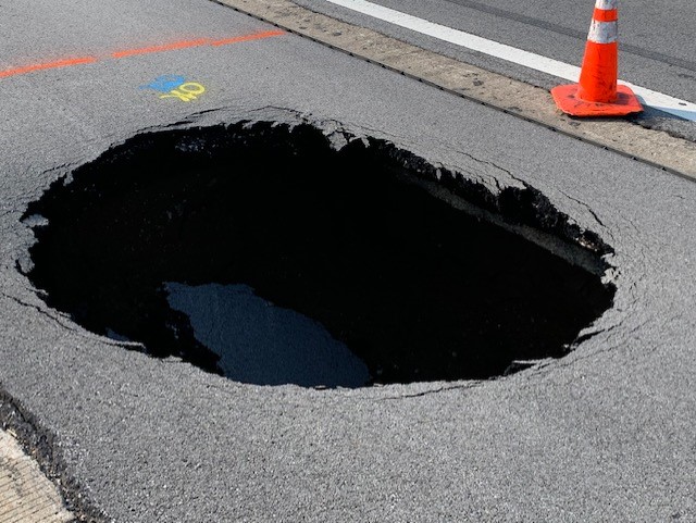 wrtv's tweet photo. ⚠TRAFFIC ALERT: The exit ramp from Allisonville Road to I-465 WB is shut down and will be for the foreseeable future until INDOT crews can assess and repair this huge pothole. 

All lanes of 465 are still open for the time being, but that could change. 
(📸:WRTV/Shea Goodpaster) https://t.co/VHZHsJQ3N0