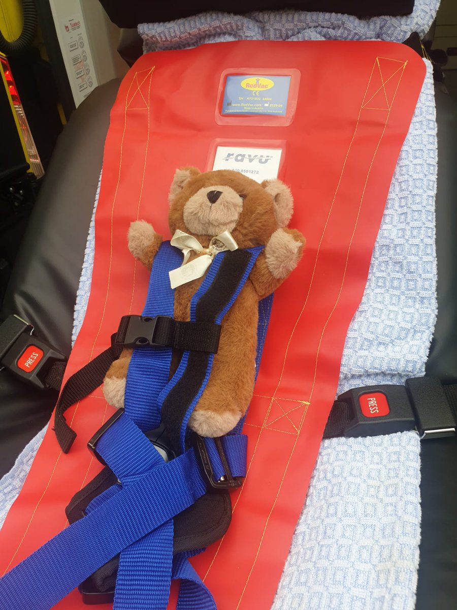ravu_ambulance's tweet photo. Soms helpt een klein grapje ๐งธ om onze kleinste patiรซnten weer even te laten lachen ๐ป๐๐๐#goodbears #lachenisgezond #dmvda #ziekebeer https://t.co/9Klj8GAdvr