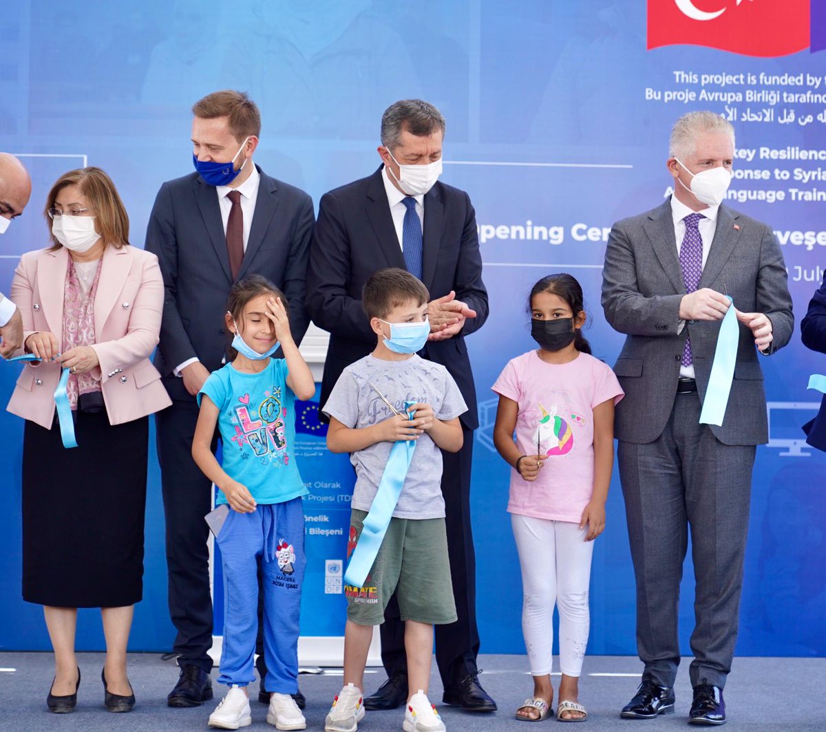 Bin civarındaki halk eğitim merkezlerimize her geçen gün bir yenisini eklemeye devam ediyor, 15 bin okulumuzu okul saatleri dışında birer halk eğitim merkezine dönüştürüyoruz. Yeni becerilerle hayatlarını zenginleştirmek isteyen tüm yurttaşlarımızı bekleriz…