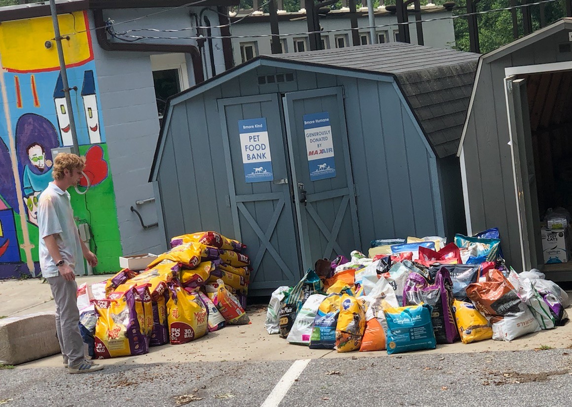 bmorehumane's tweet photo. COMMUNITY PARTNERSHIPS MATTER! Thanks Michelle at the Mobile Pet Food Pantry for sharing much needed supplies! Our pet food bank is still assisting three times as many households than prior to COVID. Dry cat & dog food are always needed!
#BmoreKind
#PetFoodHelp
#BaltimoreHumane https://t.co/Qe9rfrRjsx