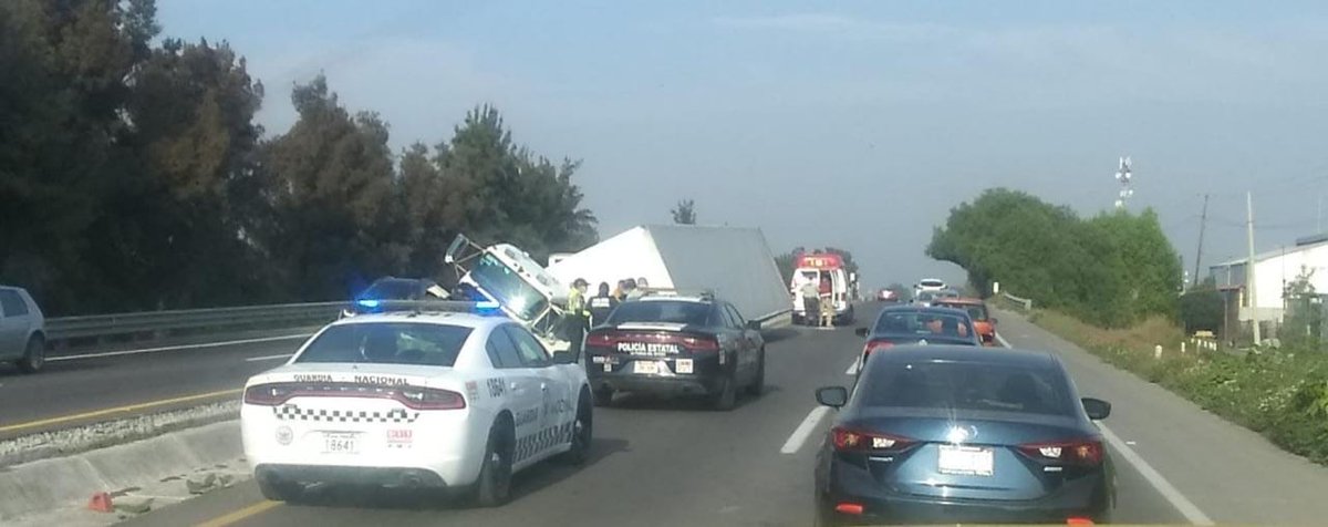 Buen día, circule con precaución por accidente en km 23 dirección CDMX en camellón central, obstruye carril de alta dirección Texcoco