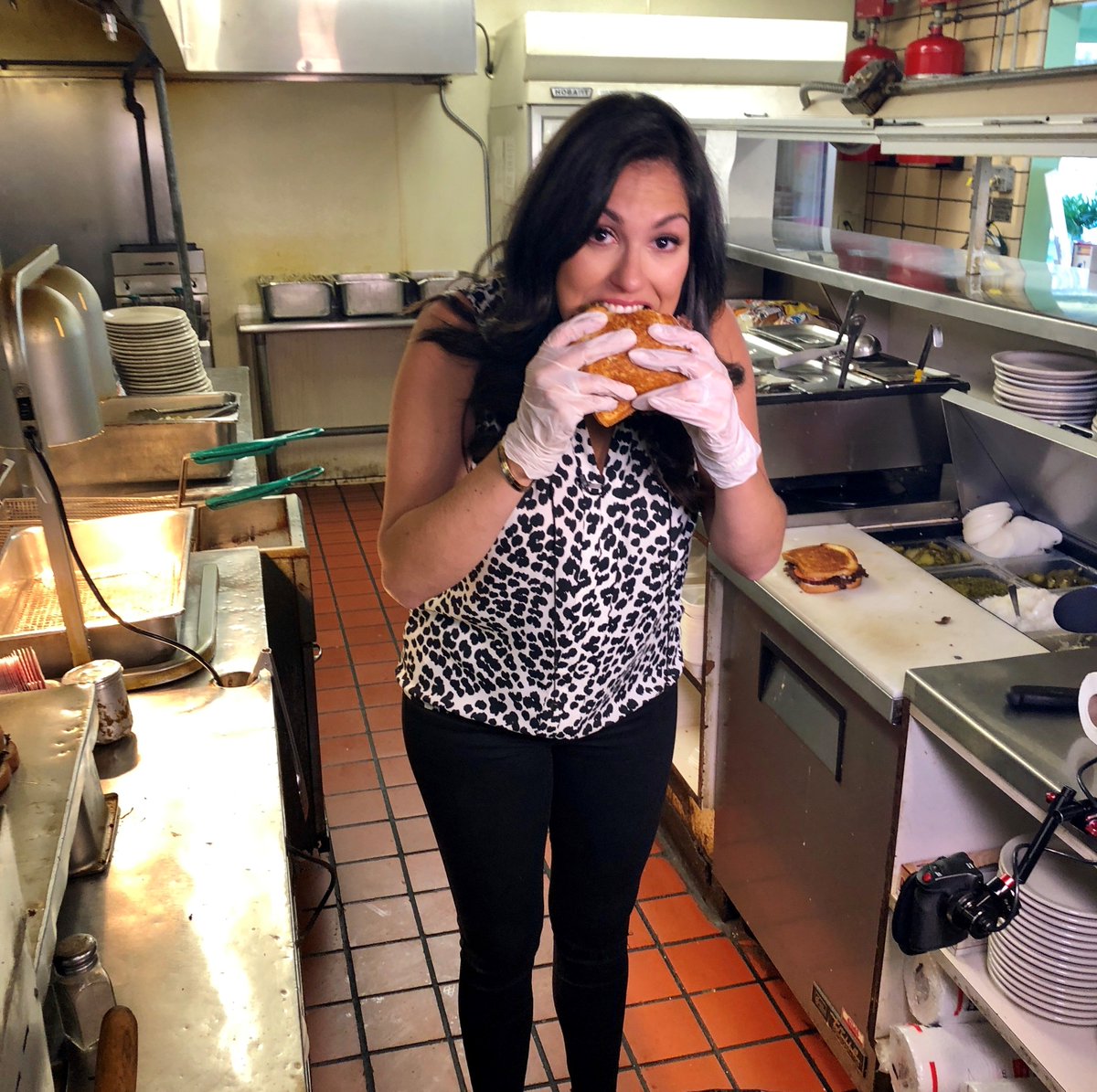 The real question is....did you eat a hot dog or burger this weekend?🌭🍔 #ChicagosBest