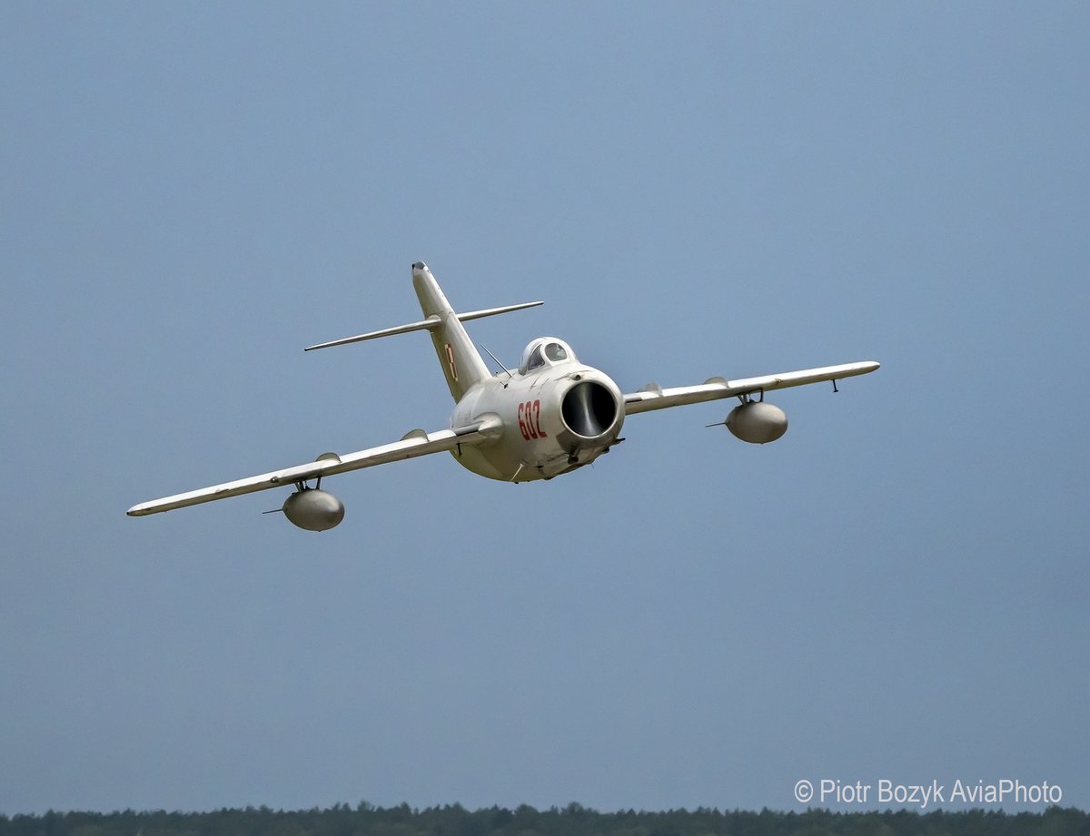 PiotrBozyk's tweet photo. Niedziela z Fundacją Eskadra i jedyny na świecie latający #Lim2, zbudowany w Mielcu w 1955 licencyjny #MiG-15bis 602 S/N 1B006-02 w moim📷/ Sunday with the only flying Lim-2 in the world, built in Mielec in 1955 on CCCP license #MiG15 bis in my📷#mikoyangurevich #AvGeek #aviation https://t.co/YavNTCymYH