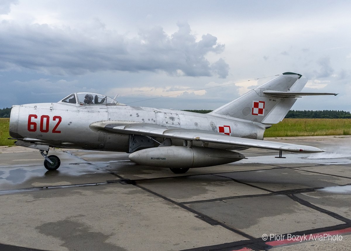 PiotrBozyk's tweet photo. Niedziela z Fundacją Eskadra i jedyny na świecie latający #Lim2, zbudowany w Mielcu w 1955 licencyjny #MiG-15bis 602 S/N 1B006-02 w moim📷/ Sunday with the only flying Lim-2 in the world, built in Mielec in 1955 on CCCP license #MiG15 bis in my📷#mikoyangurevich #AvGeek #aviation https://t.co/YavNTCymYH