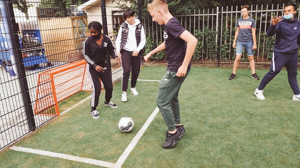 CherJefAli's tweet photo. Wat een toffe manier om het schooljaar af te sluiten op het Grotius Pro vandaag. Collega's van @delftvoorelkaar zorgden voor sport&amp;spel en een mooie tour langs de locaties waar deze zomer superleuke activiteiten plaatsvinden. Meer info op https://t.co/abmsJvLq0U https://t.co/UU6dFA3lCE