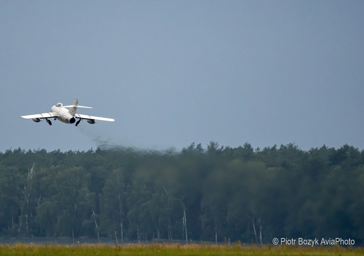PiotrBozyk's tweet photo. Niedziela z Fundacją Eskadra i jedyny na świecie latający #Lim2, zbudowany w Mielcu w 1955 licencyjny #MiG-15bis 602 S/N 1B006-02 w moim📷/ Sunday with the only flying Lim-2 in the world, built in Mielec in 1955 on CCCP license #MiG15 bis in my📷#mikoyangurevich #AvGeek #aviation https://t.co/YavNTCymYH