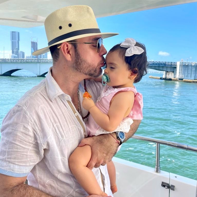 Univision's tweet photo. Aww! Nos derretimos de amor con esta tierna imagen de baby Megan y su papá Fer. 🥰🤗😍

📸: @FerGuajas https://t.co/9GNHCNZM2G