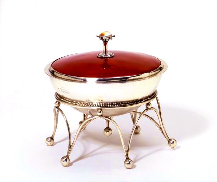 DeCromarty's tweet photo. Charles Robert #Ashbee (1863-1942), fue un gran diseñador, carismático, y uno de los grandes motores del #ArtsAndCrafts.
Hijo de familia de comerciantes, estudió en buenos colegios y se formó en forja, joyería, esmalte y mobiliario, aportando grandes obras al movimiento.
Sigue👇🏽 https://t.co/3OIaOZKlJ7