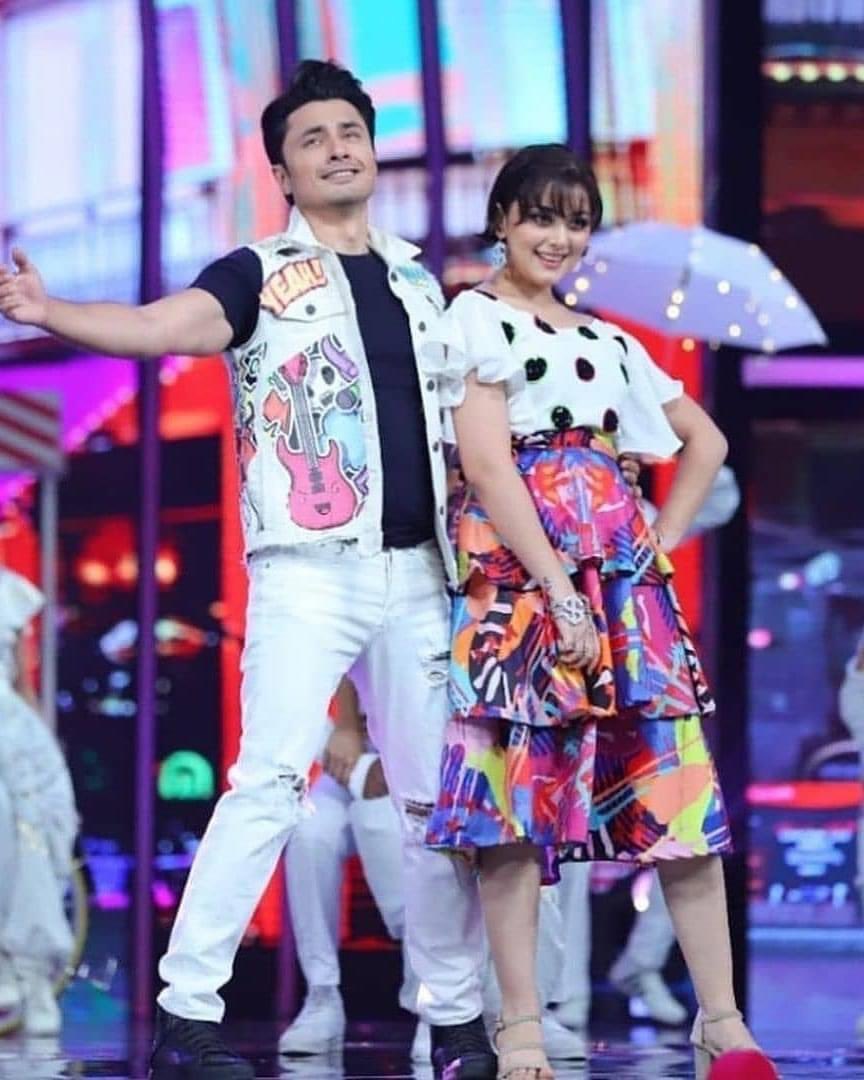 PDC747's tweet photo. #AliZafar and #AlizehShah during performance at #HUMStyleAwards .
#KHSA21 #HSA21 #KASHMIRHUMSTYLEAWARDS #TakellPR https://t.co/CJA9jNvZrA
