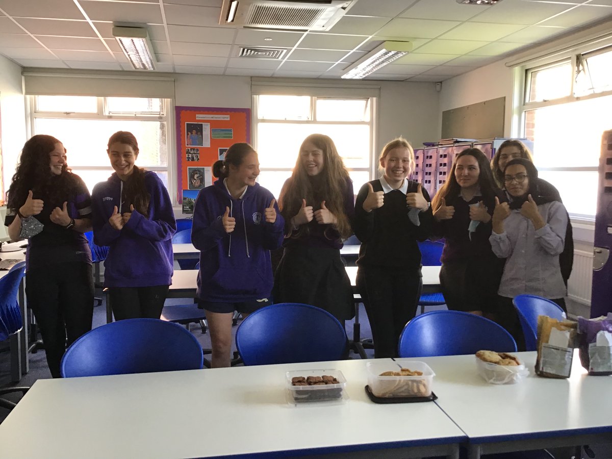 Party treats from my Y10s for the last lesson of term!  Here comes summer!  #GirlsWhoCode #PutneyGirlsWhoCode <a href="/putneyhigh/">Putney High School</a>  Good luck for your GCSEs next year! Awesome brownies and bakes.