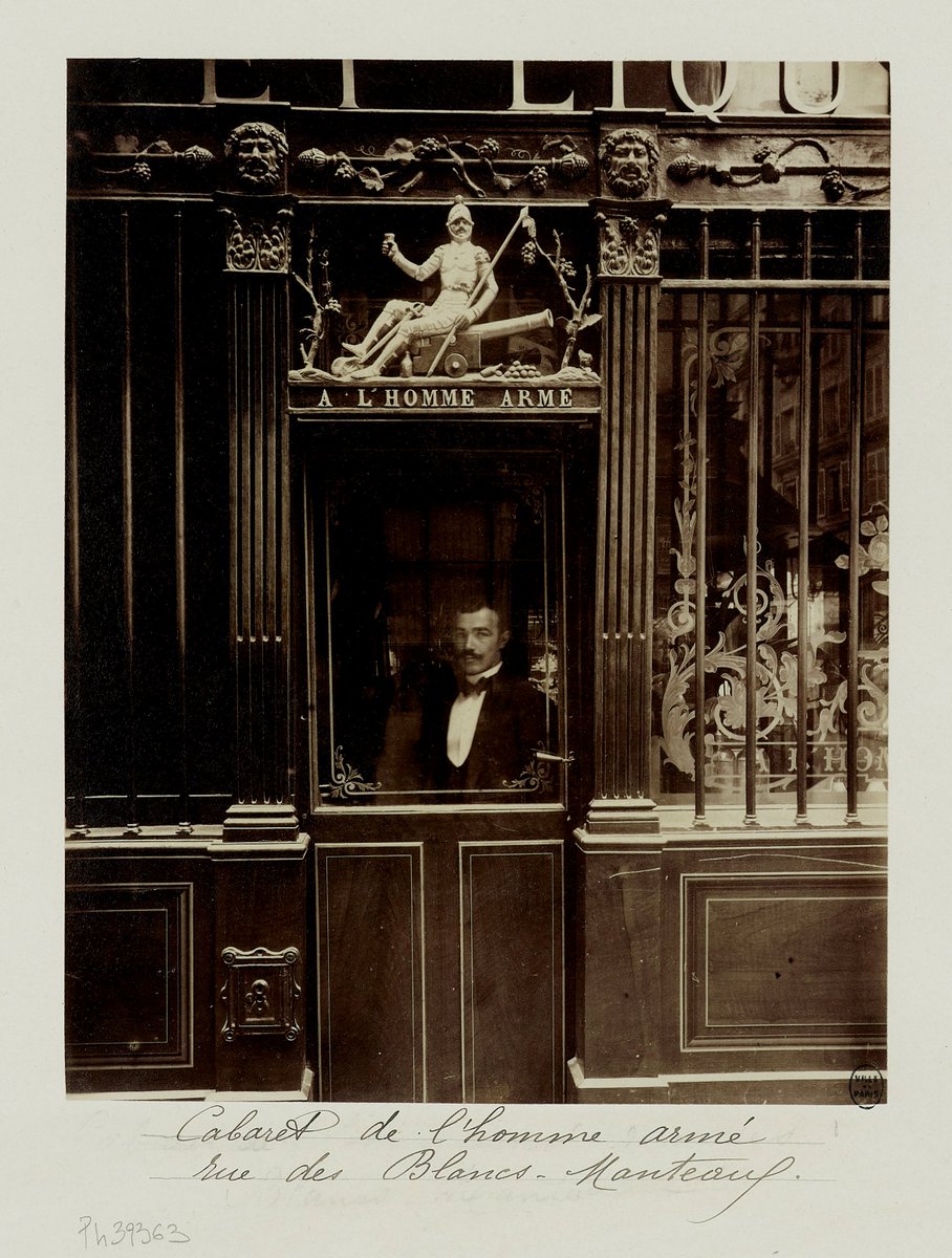 museecarnavalet's tweet photo. #EugèneAtget a une prédilection pour les enseignes du #VieuxParis. Celle du Cabaret de l’Homme armé est très explicite : un canonnier lève son verre au milieu des vignes...
👉Expo "Eugène Atget, voir Paris" à la @FondationHCB avec des tirages issus du musée, à voir jusqu'au 19.09 https://t.co/W4MwH6LQpf