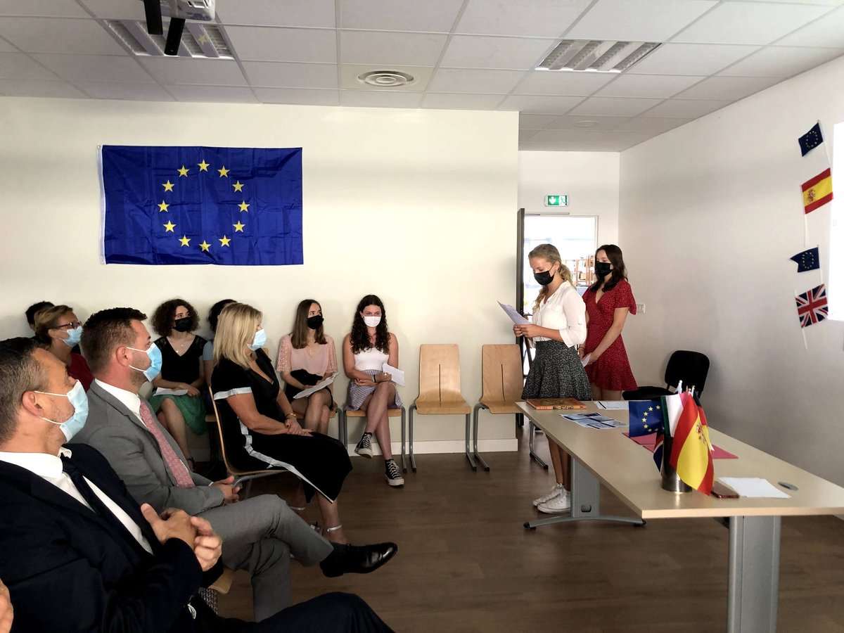 AzurGnd's tweet photo. Remise de prix du concours d'écriture collaborative "Histoires communes" organisé par le @AzurGnd en présence des IA-IPR LV 🇬🇧🇮🇹🇪🇸🇩🇪 et de @cabbeke DAASEN AM au @Clg_MatisseNice puis au @CBrignoles. Un grand 👏 aux 👨🎓👩🎓 et à leurs 👩🏫 👨🏫!
#SDLV @eduscol_LV
+ de photos dans le fil https://t.co/M8aMm9ew41