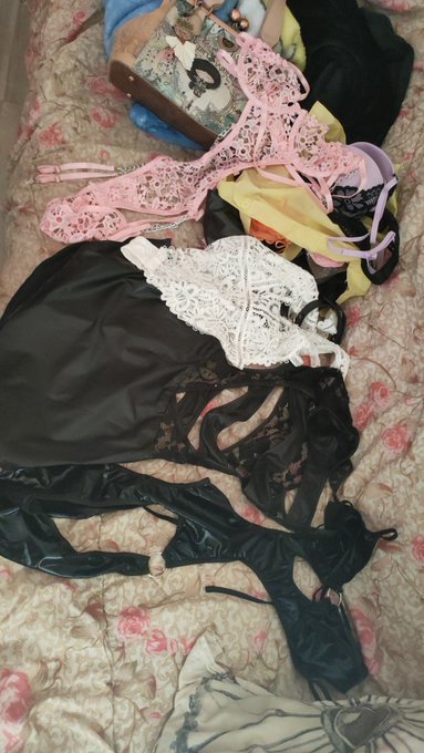 Quand je fais du shopping un sac plein de belles tenues dessous dentelle trop sexy h&acirc;te de vous montrer