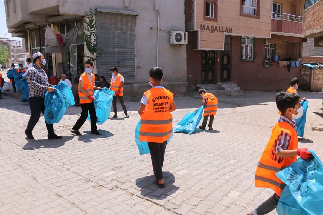 SiverekMftlk's tweet photo. Siverek İlçe Müftülüğü ile Siverek Belediyesi Temizlik İşleri Müdürlüğü tarafından sosyal sorumluluk projesi kapsamında, çocuklarımıza  çevreyi temiz tutma bilincini oluşturmak için Şirinkuyu Camii Yaz Kur'an Kursu öğrencileri ile birlikte çevre temizliği gerçekleştirildi. https://t.co/GwQGQNLCRS