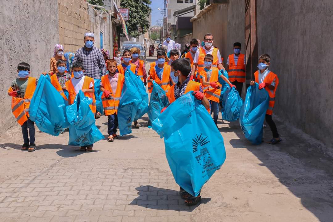 SiverekMftlk's tweet photo. Siverek İlçe Müftülüğü ile Siverek Belediyesi Temizlik İşleri Müdürlüğü tarafından sosyal sorumluluk projesi kapsamında, çocuklarımıza  çevreyi temiz tutma bilincini oluşturmak için Şirinkuyu Camii Yaz Kur'an Kursu öğrencileri ile birlikte çevre temizliği gerçekleştirildi. https://t.co/GwQGQNLCRS