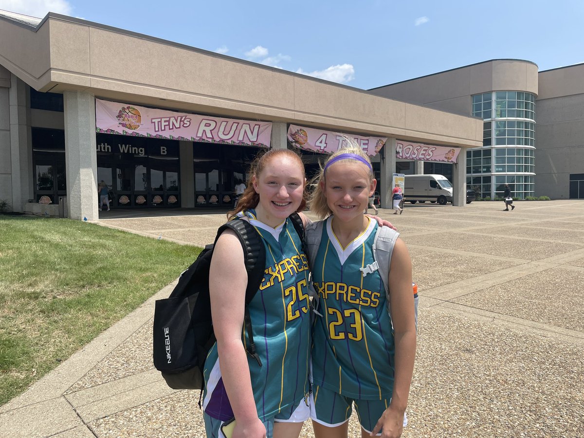 SkylarWalden14's tweet photo. Had a great time playing with Nautilus Express at the Roses Rising Stars!! Thank you so much for inviting us! @Spalding @TFNsRun4Roses @lheartday_21 https://t.co/fwJfUWlpW3